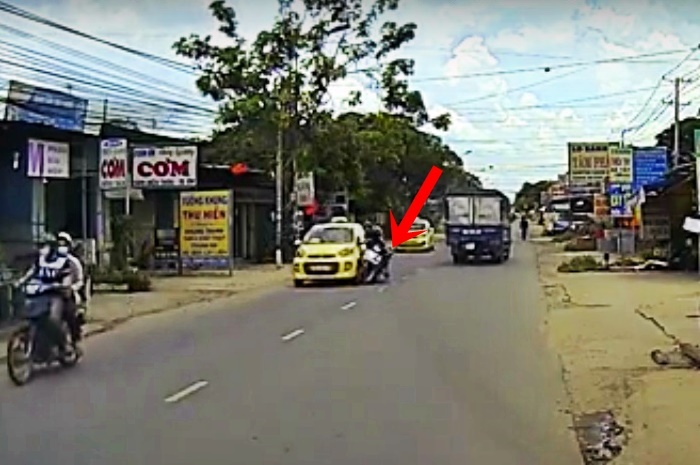 [VIDEO] Xe máy va chạm taxi, 4 người bị thương