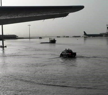 Sân bay Tân Sơn Nhất lại ngập, máy bay không thể hạ cánh