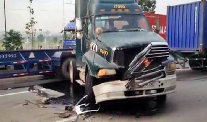 Liên tiếp 3 vụ tai nạn trên Xa lộ Hà Nội
