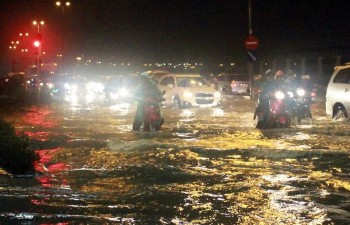 TP HCM ngập nặng do mưa kết hợp triều cường