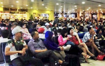Sân bay Tân Sơn Nhất hoãn nhiều chuyến bay do mưa lớn