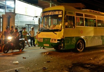 'Đối đầu' xe buýt, một người thiệt mạng