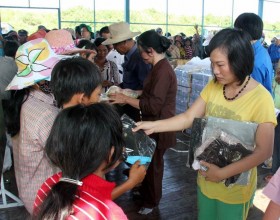 Người Việt ở Biển Hồ nhận quà từ quê hương