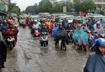 Người Sài Gòn lại lội nước, đội mưa về nhà