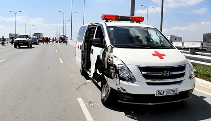 Xe cấp cứu chở bệnh nhân đâm 2 ô tô
