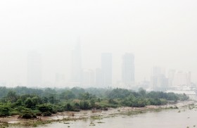 Sương mù dày đặc bất ngờ bao phủ Sài Gòn
