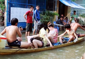 Vỡ bờ bao, dân Sài Gòn sơ tán bằng xuồng