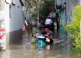 Quận Thủ Đức phải xin lỗi người dân vì vỡ bờ bao