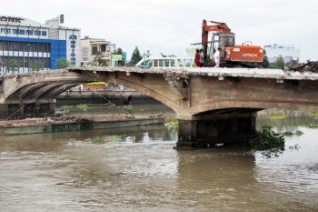 Công nhân rơi xuống sông mất tích khi tháo dỡ cầu