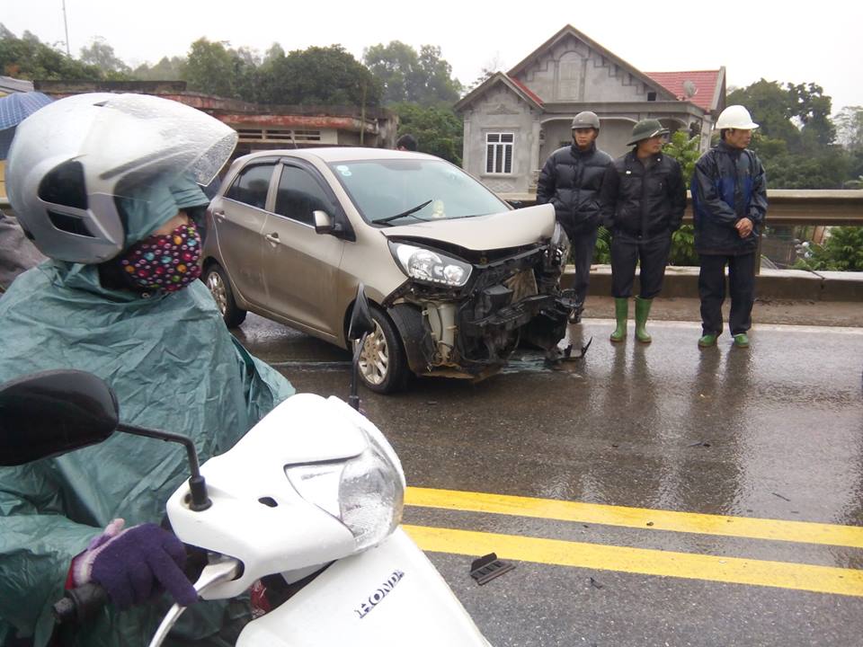 Phú Thọ: 3 xe ô tô tông nhau trên quốc lộ 2