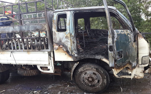 Bắc Giang: Ô tô tải cháy dữ dội trên cầu Xương Giang