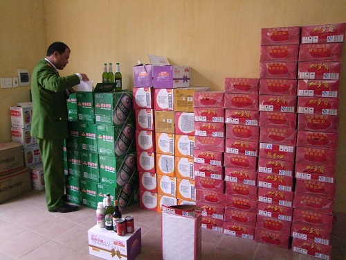 Lạng Sơn: Bắt giữ xe ô tô chở hơn 100 thùng hàng lậu