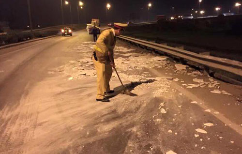 Hà nội: CSGT dọn đá trên quốc lộ lúc nửa đêm