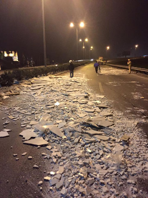 Hà nội: CSGT dọn đá trên quốc lộ lúc nửa đêm