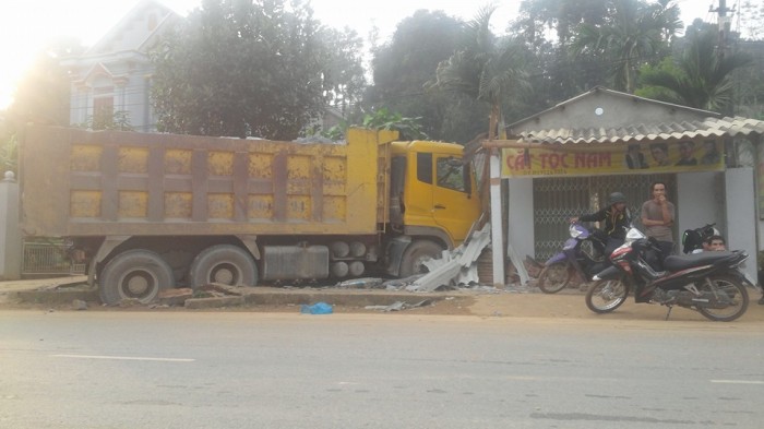 Phú Thọ: Ngồi trong tiệm cắt tóc vẫn bị xe tải tông