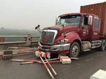 Xe container gây tai nạn trên cầu Thanh Trì