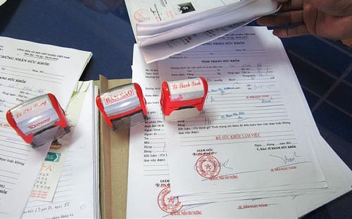 Bắt kẻ làm giấy khám sức khỏe giả đóng dấu bệnh viện Bạch Mai