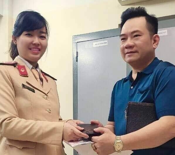 Hà Nội: Hai nữ CSGT trả lại ví cho người đánh rơi