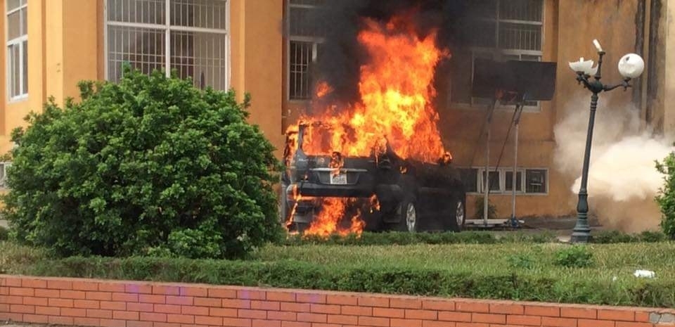 Hà Nội: Cháy ô tô tại khu đô thị Đền Lừ