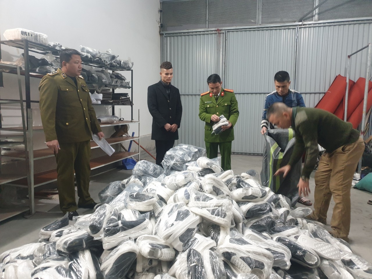Hà Nội: Thu giữ gần 5.000 giày dép, quần áo giả tại 