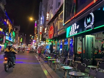 TP HCM đã cho mở quán bar, karaoke, tại sao Hà Nội vẫn đóng?