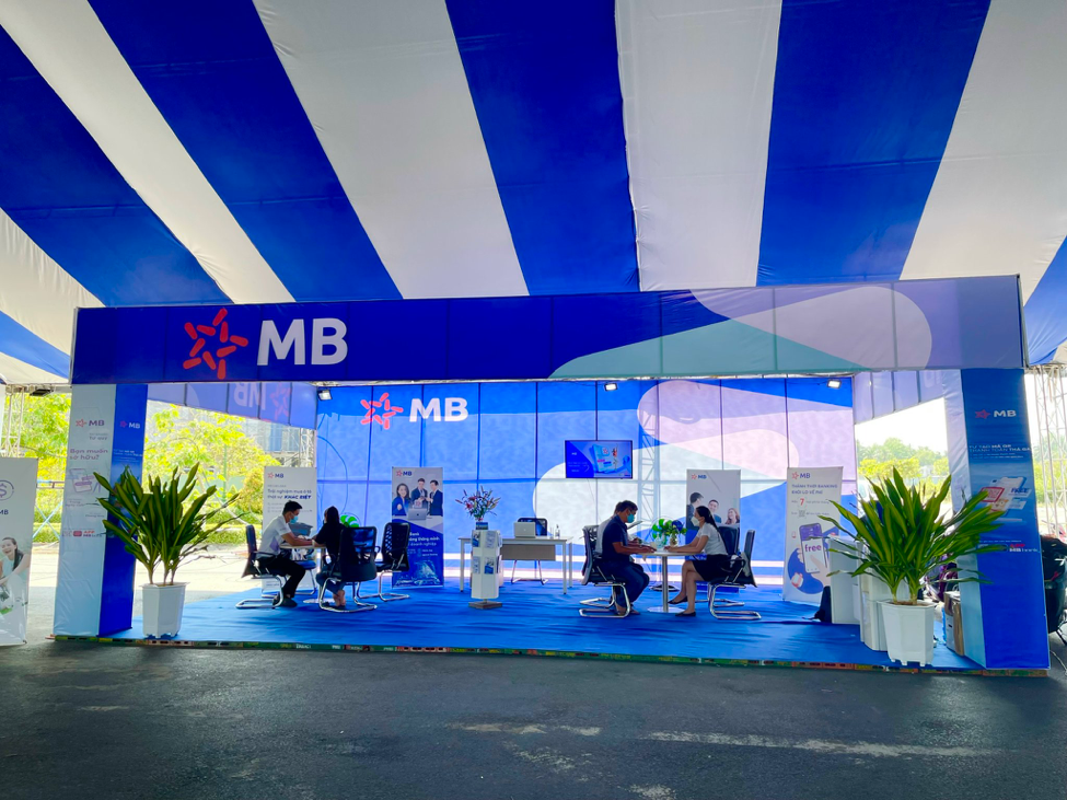 Gian hàng của MB tại Festival được bài trí hiện đại, sẵn sàng phục vụ khách hàng