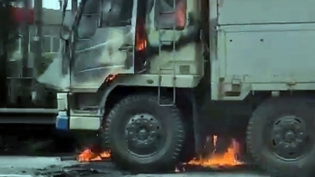 Xe tải bốc cháy trên Đại lộ Thăng Long