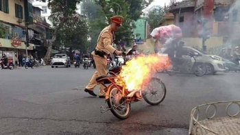 Hà Nội: Xe đạp điện bốc cháy giữa đường