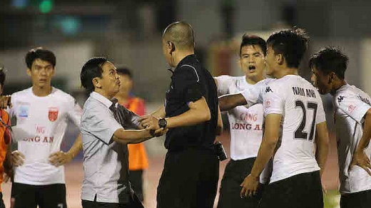 "Trò hề V-League": Long An đứng im để TP.HCM liên tiếp ghi bàn