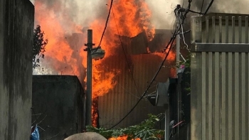 Hà Nội: Một xưởng mộc bốc cháy dữ dội