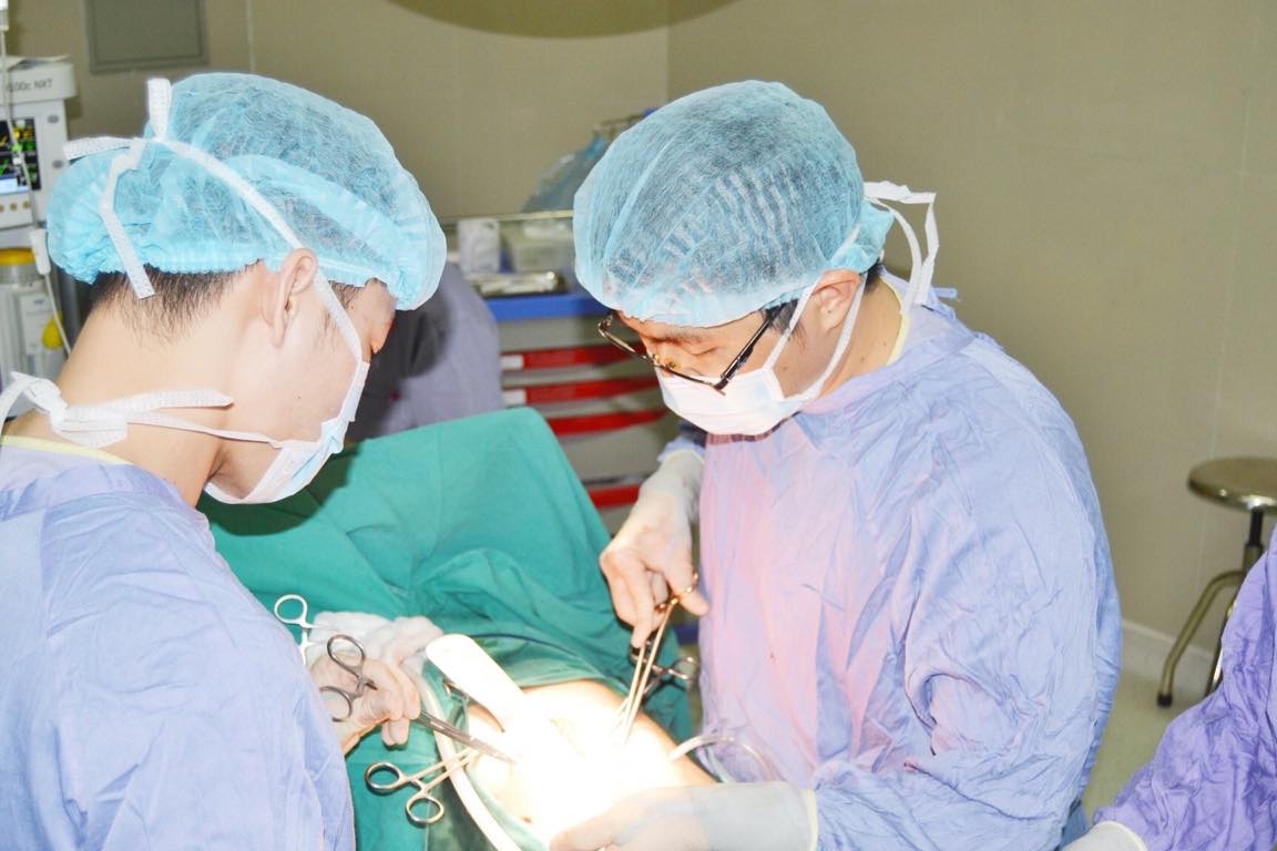 Phú Thọ: Phẫu thuật cứu cháu bé 8 tuổi bị dị vật xuyên thủng bụng