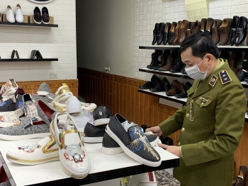 Lạng Sơn: Thu giữ lô giày Adidas nghi làm giả