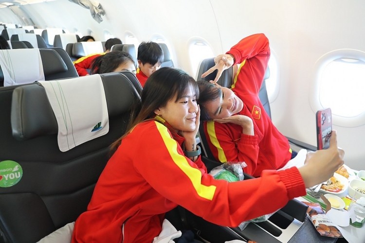 Những “cô gái vàng” của Đội tuyển bóng đá nữ Việt Nam về nước