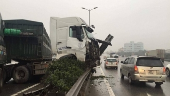 Tai nạn liên hoàn tại đường dẫn lên cầu Thanh Trì