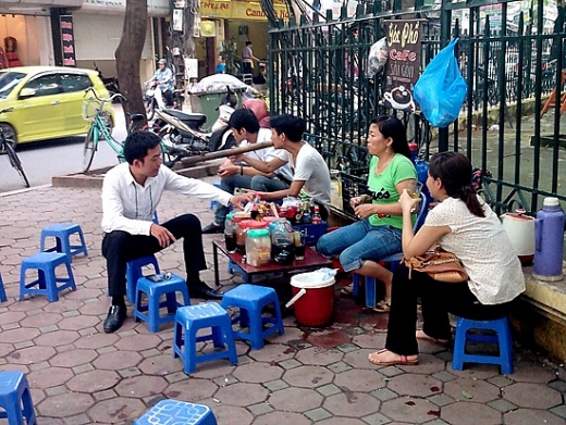 dua ho ngheo vao ban hang nuoc tai pho di bo