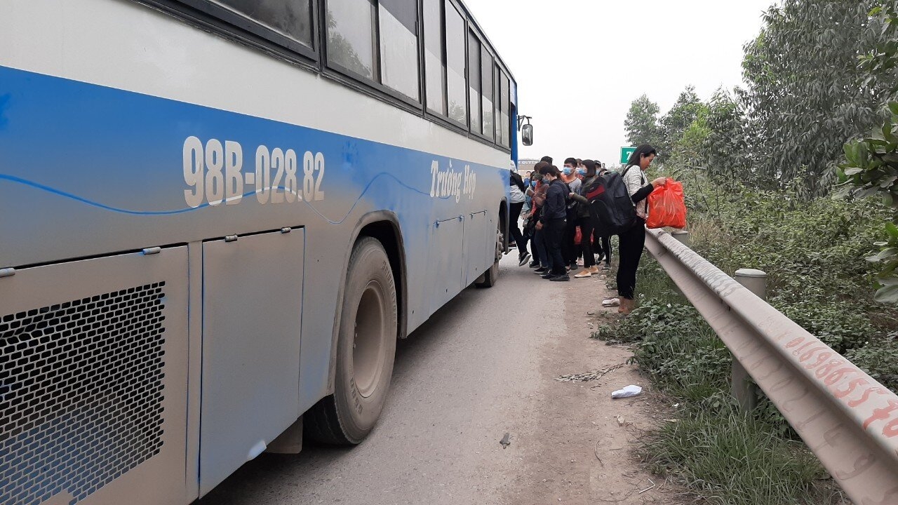 Hàng loạt xe khách ngang nhiên dừng đỗ trên cao tốc Hà Nội - Bắc Giang