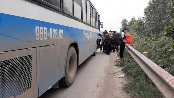 Hàng loạt xe khách ngang nhiên dừng đỗ trên cao tốc Hà Nội - Bắc Giang