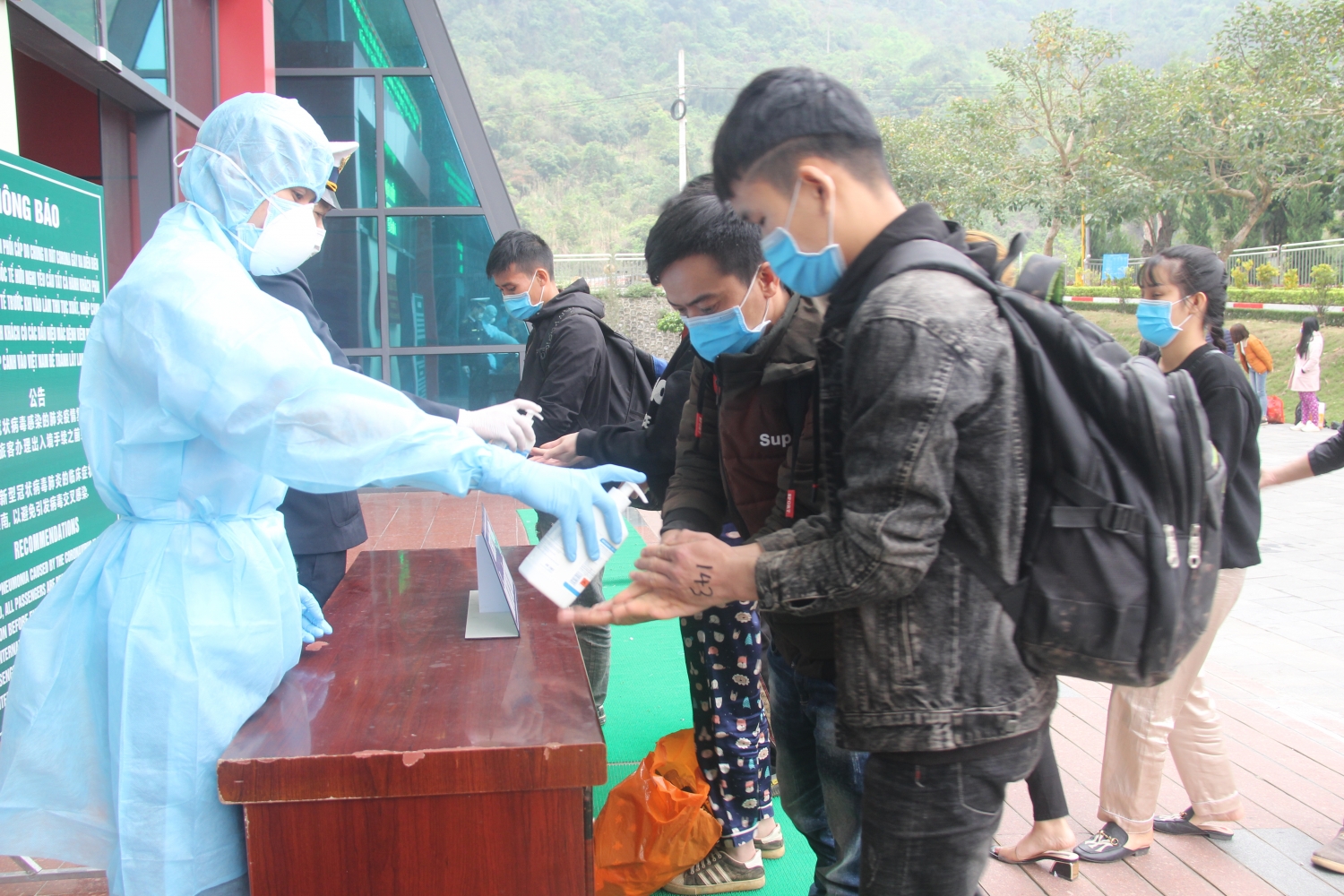 Lạng Sơn: Tiếp nhận 168 công dân Việt Nam do Trung Quốc trao trả