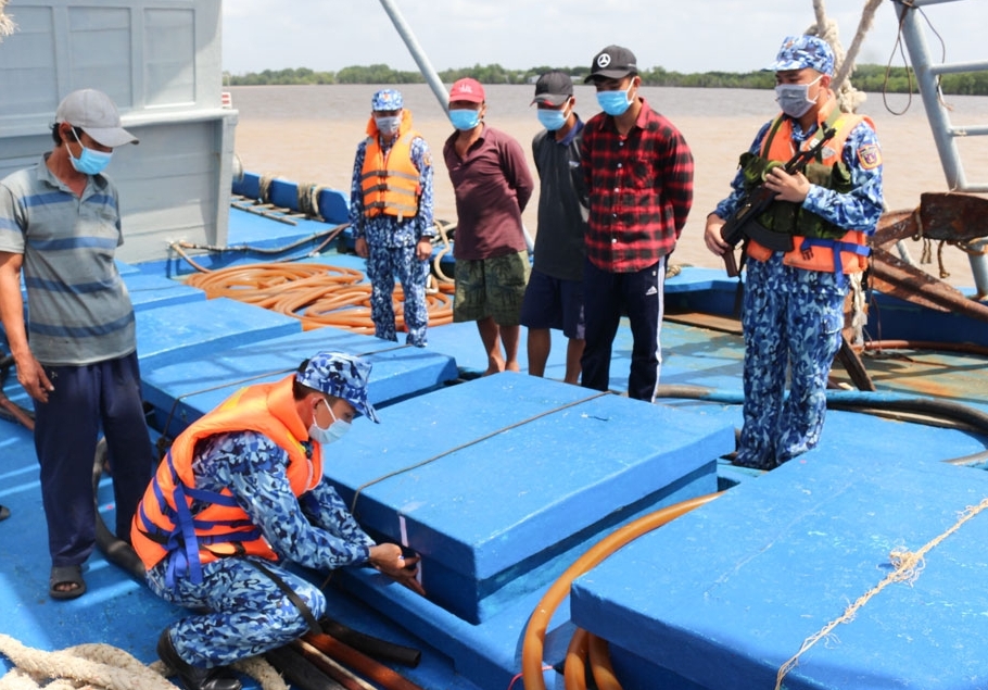 Cảnh sát biển Việt Nam bắt tàu cá vận chuyển 100.000 lít dầu DO