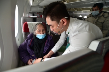 Hình ảnh trên chuyến bay đón công dân Việt từ Ukraine về nước