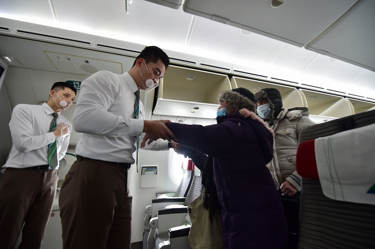 Hình ảnh trên chuyến bay đón công dân Việt từ Ukraine về nước