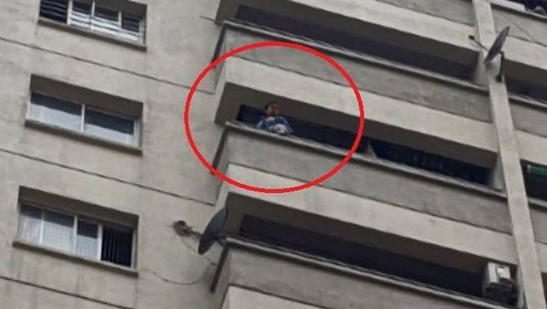 Hà Nội: Thót tim nhìn bé trai vắt vẻo trên ban công tầng 12 gọi bố mẹ