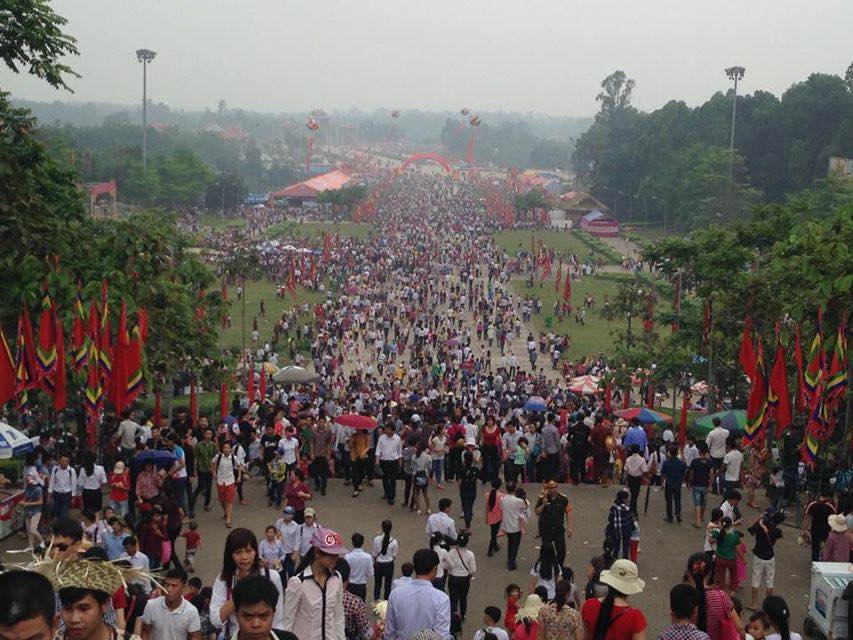 Hàng triệu người dân cùng dâng hương tại Đền Hùng