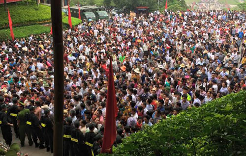 Hàng triệu người dân cùng dâng hương tại Đền Hùng