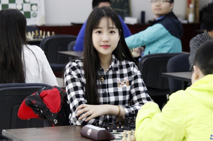 [PHOTO] Thiếu nữ chơi cờ vua người Trung Quốc xinh như búp bê