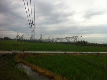 Cột điện 500kV bị đổ sau mưa giông
