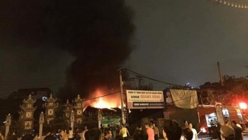 Hà Nội: Gara ô tô bốc cháy dữ dội