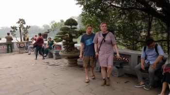 Sáng kiến hạn chế du khách mặc “thiếu vải” vào đền Ngọc Sơn