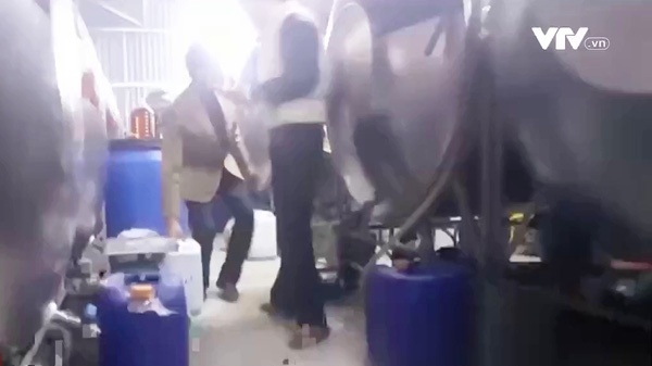 Công an điều tra vụ sản xuất rượu siêu rẻ tại Hưng Yên