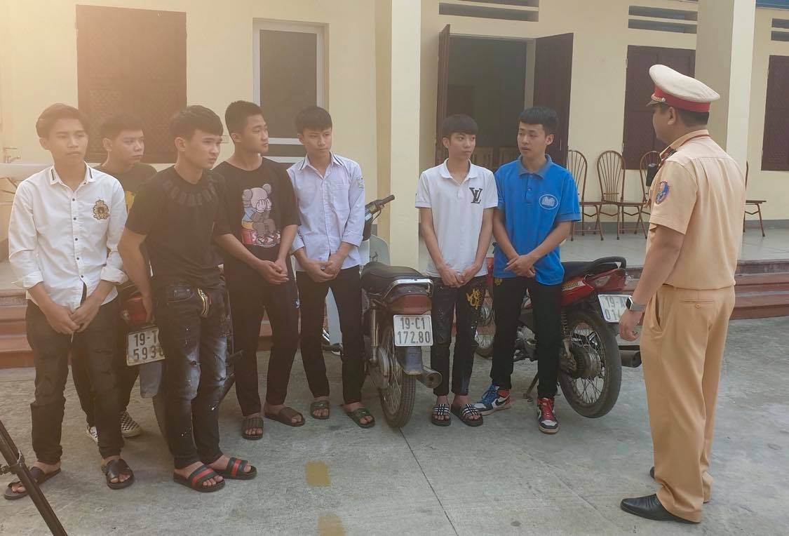 Phú Thọ: Xử lý nhóm thanh niên đi xe máy lạng lách, bốc đầu